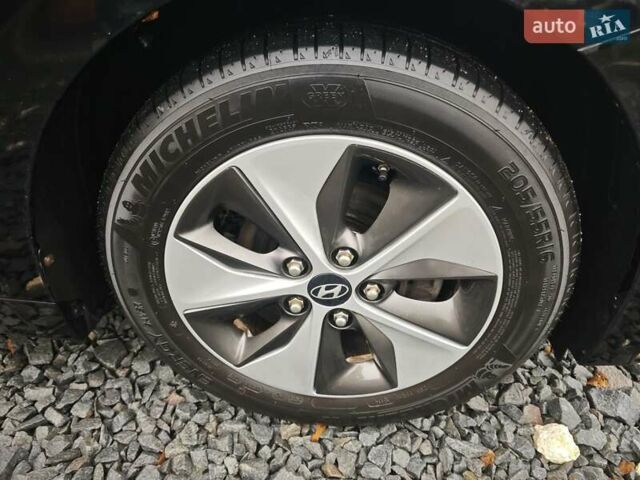 Чорний Хендай Ioniq, об'ємом двигуна 0 л та пробігом 98 тис. км за 13250 $, фото 69 на Automoto.ua