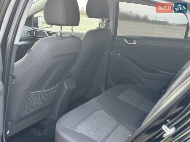 Черный Хендай Ioniq, объемом двигателя 0 л и пробегом 122 тыс. км за 11999 $, фото 50 на Automoto.ua