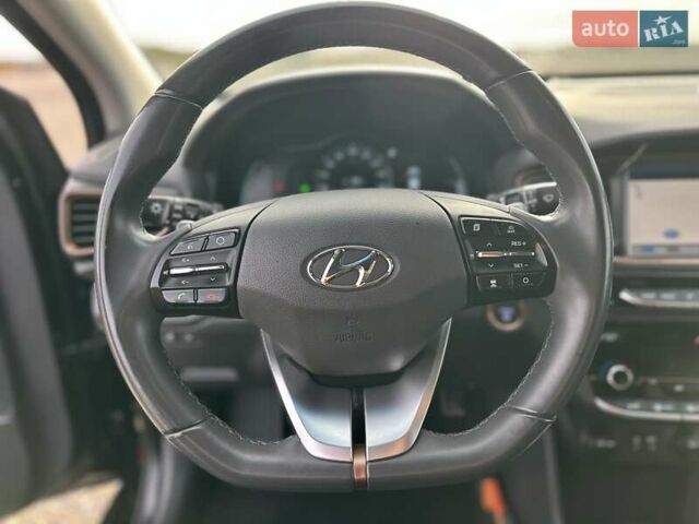 Черный Хендай Ioniq, объемом двигателя 0 л и пробегом 122 тыс. км за 11999 $, фото 60 на Automoto.ua