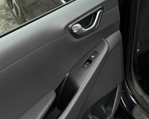 Черный Хендай Ioniq, объемом двигателя 0 л и пробегом 134 тыс. км за 13200 $, фото 23 на Automoto.ua