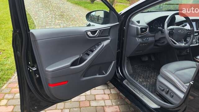 Черный Хендай Ioniq, объемом двигателя 0 л и пробегом 96 тыс. км за 13750 $, фото 9 на Automoto.ua