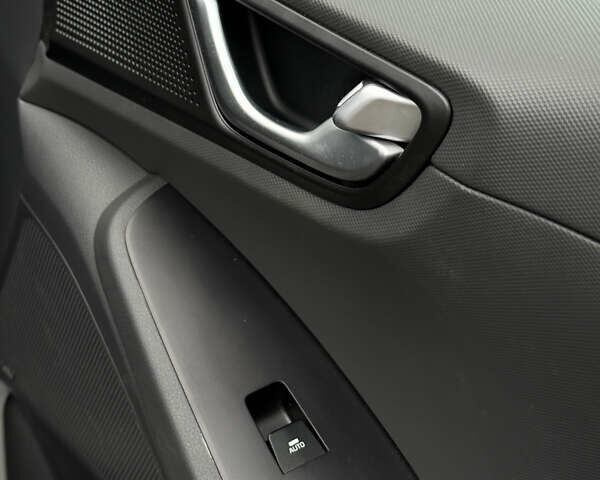 Черный Хендай Ioniq, объемом двигателя 0 л и пробегом 134 тыс. км за 13200 $, фото 31 на Automoto.ua