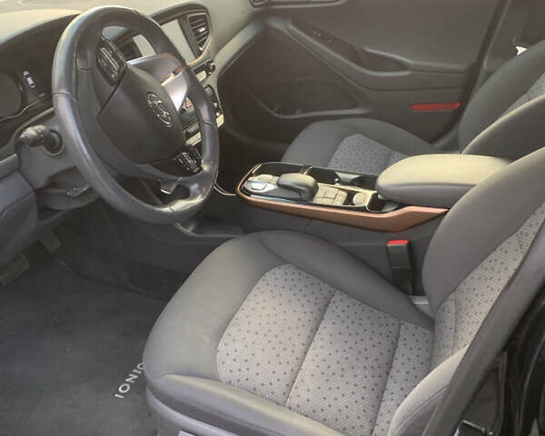 Черный Хендай Ioniq, объемом двигателя 0 л и пробегом 73 тыс. км за 12999 $, фото 8 на Automoto.ua