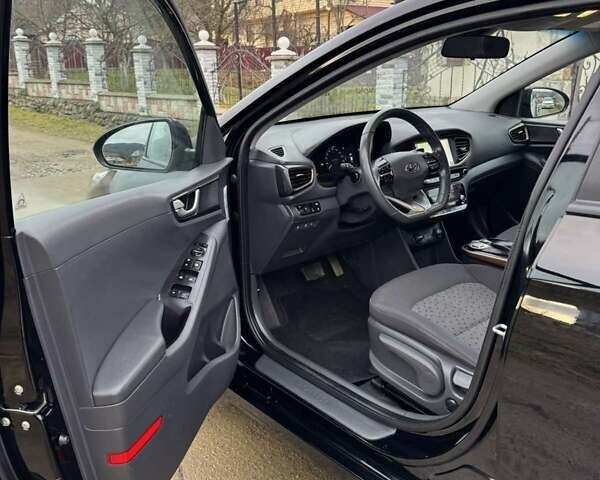 Черный Хендай Ioniq, объемом двигателя 0 л и пробегом 93 тыс. км за 12200 $, фото 21 на Automoto.ua