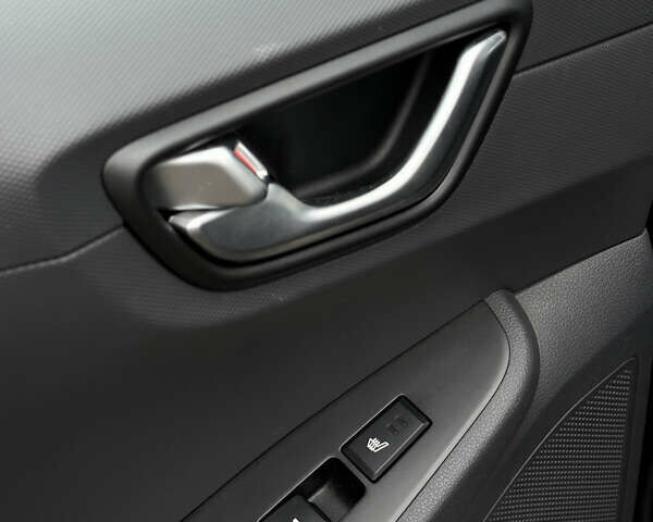 Черный Хендай Ioniq, объемом двигателя 0 л и пробегом 134 тыс. км за 13200 $, фото 24 на Automoto.ua