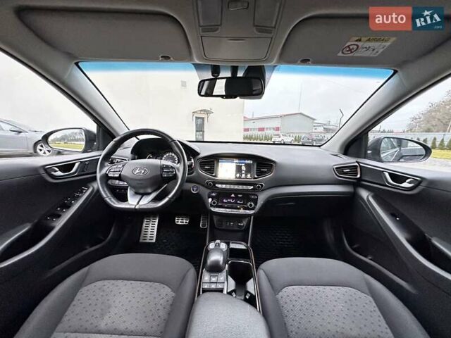 Черный Хендай Ioniq, объемом двигателя 0 л и пробегом 137 тыс. км за 12499 $, фото 3 на Automoto.ua