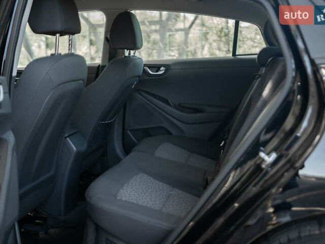 Чорний Хендай Ioniq, об'ємом двигуна 1.58 л та пробігом 53 тис. км за 15850 $, фото 8 на Automoto.ua