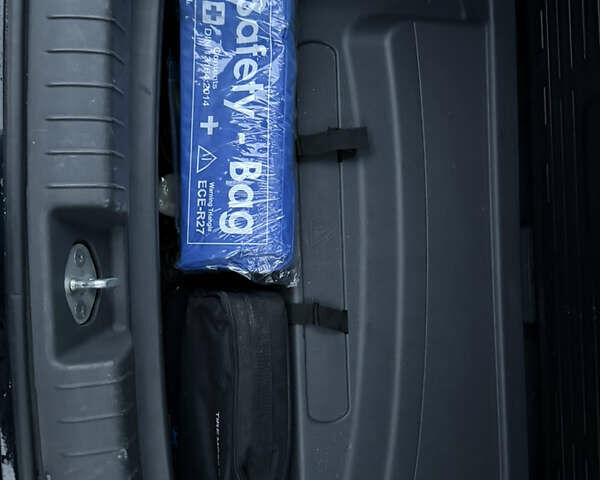 Черный Хендай Ioniq, объемом двигателя 0 л и пробегом 145 тыс. км за 12499 $, фото 81 на Automoto.ua