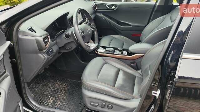 Черный Хендай Ioniq, объемом двигателя 0 л и пробегом 96 тыс. км за 13750 $, фото 10 на Automoto.ua