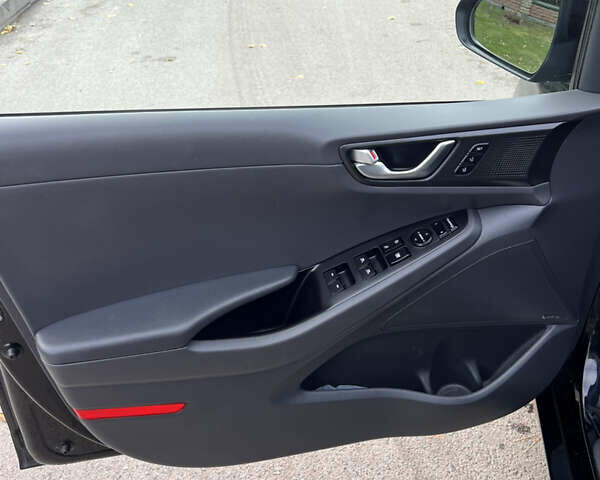 Чорний Хендай Ioniq, об'ємом двигуна 0 л та пробігом 91 тис. км за 14000 $, фото 8 на Automoto.ua