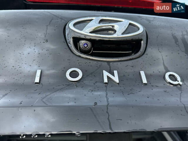 Черный Хендай Ioniq, объемом двигателя 0 л и пробегом 145 тыс. км за 12499 $, фото 62 на Automoto.ua