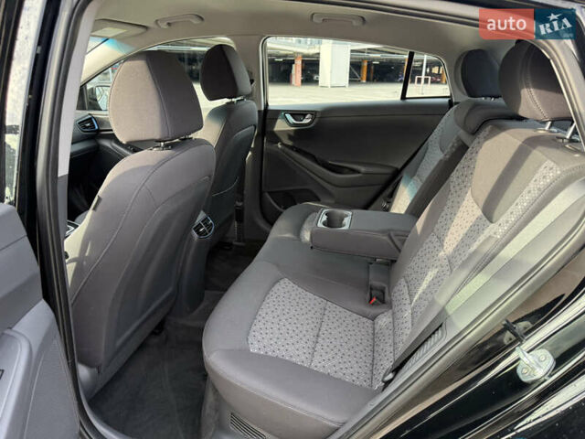 Черный Хендай Ioniq, объемом двигателя 1.6 л и пробегом 77 тыс. км за 15750 $, фото 31 на Automoto.ua