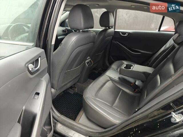 Черный Хендай Ioniq, объемом двигателя 0 л и пробегом 141 тыс. км за 11999 $, фото 9 на Automoto.ua