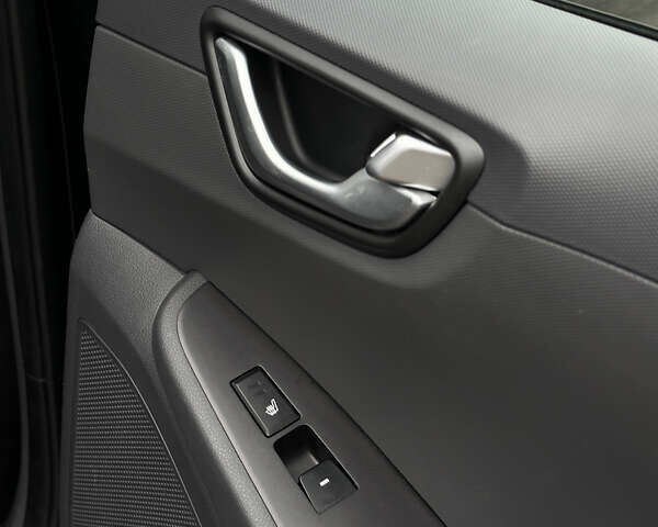 Черный Хендай Ioniq, объемом двигателя 0 л и пробегом 134 тыс. км за 13200 $, фото 28 на Automoto.ua