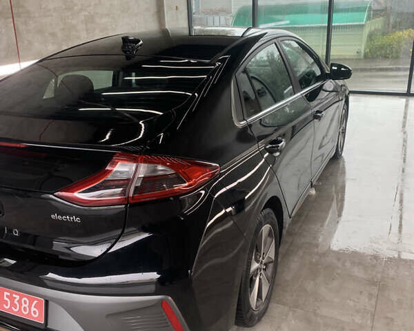 Черный Хендай Ioniq, объемом двигателя 0 л и пробегом 73 тыс. км за 12999 $, фото 2 на Automoto.ua