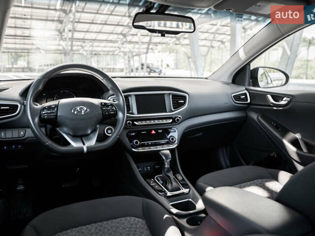 Чорний Хендай Ioniq, об'ємом двигуна 1.58 л та пробігом 53 тис. км за 15850 $, фото 13 на Automoto.ua