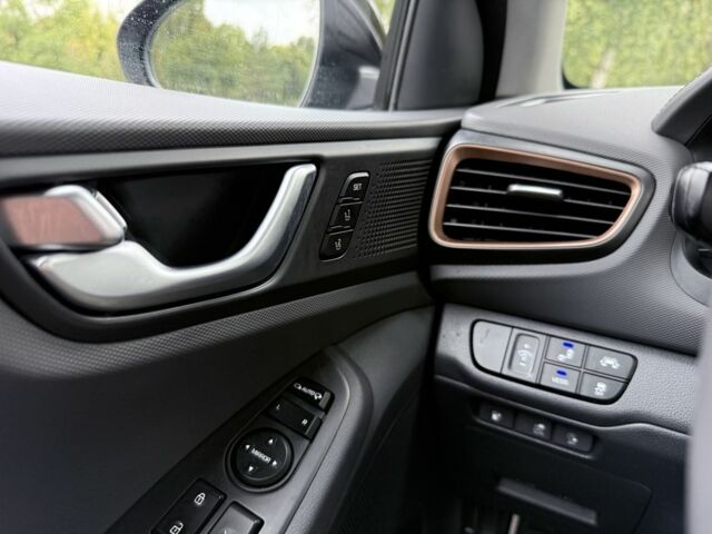 Черный Хендай Ioniq, объемом двигателя 0 л и пробегом 85 тыс. км за 16000 $, фото 3 на Automoto.ua