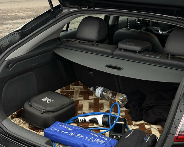 Черный Хендай Ioniq, объемом двигателя 0 л и пробегом 134 тыс. км за 13200 $, фото 54 на Automoto.ua