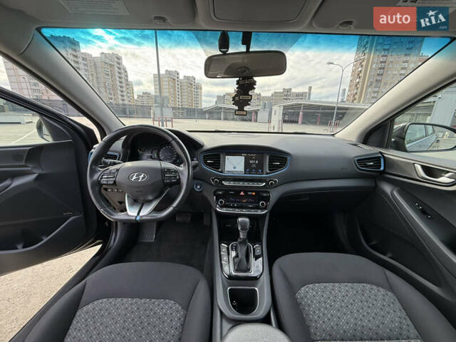 Черный Хендай Ioniq, объемом двигателя 1.6 л и пробегом 77 тыс. км за 15750 $, фото 30 на Automoto.ua