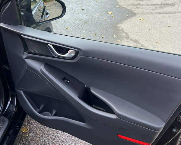 Чорний Хендай Ioniq, об'ємом двигуна 0 л та пробігом 91 тис. км за 14000 $, фото 17 на Automoto.ua