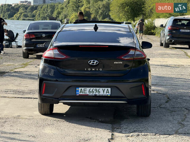 Черный Хендай Ioniq, объемом двигателя 0 л и пробегом 129 тыс. км за 13200 $, фото 13 на Automoto.ua
