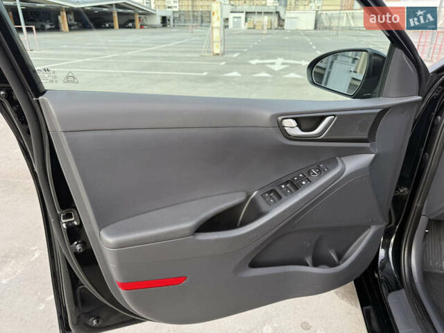 Черный Хендай Ioniq, объемом двигателя 1.6 л и пробегом 77 тыс. км за 15900 $, фото 58 на Automoto.ua