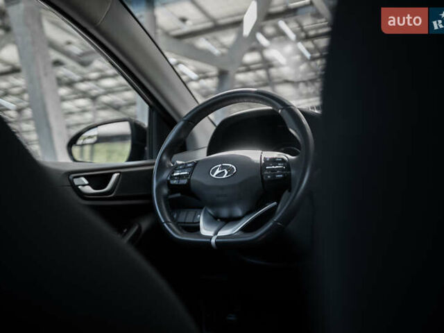 Чорний Хендай Ioniq, об'ємом двигуна 1.58 л та пробігом 53 тис. км за 15850 $, фото 12 на Automoto.ua