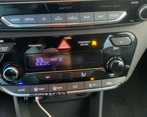 Черный Хендай Ioniq, объемом двигателя 0 л и пробегом 73 тыс. км за 12999 $, фото 17 на Automoto.ua