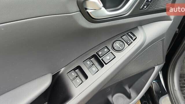 Черный Хендай Ioniq, объемом двигателя 0 л и пробегом 96 тыс. км за 13750 $, фото 26 на Automoto.ua