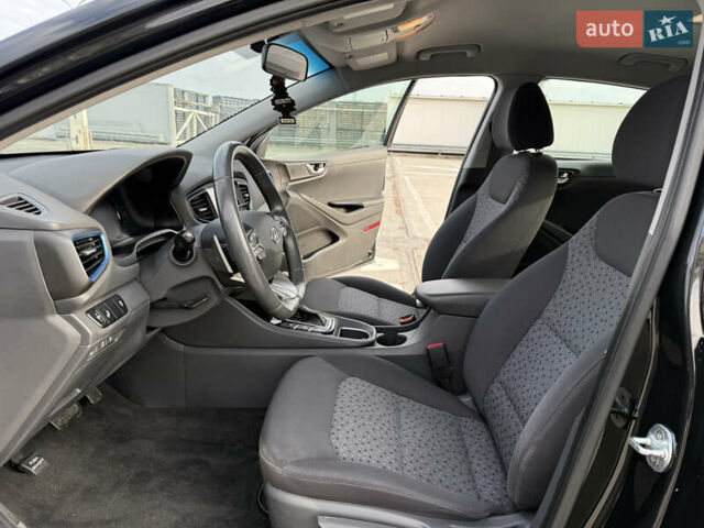 Черный Хендай Ioniq, объемом двигателя 1.6 л и пробегом 77 тыс. км за 15900 $, фото 47 на Automoto.ua