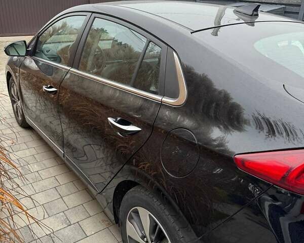 Черный Хендай Ioniq, объемом двигателя 1.6 л и пробегом 139 тыс. км за 16000 $, фото 2 на Automoto.ua