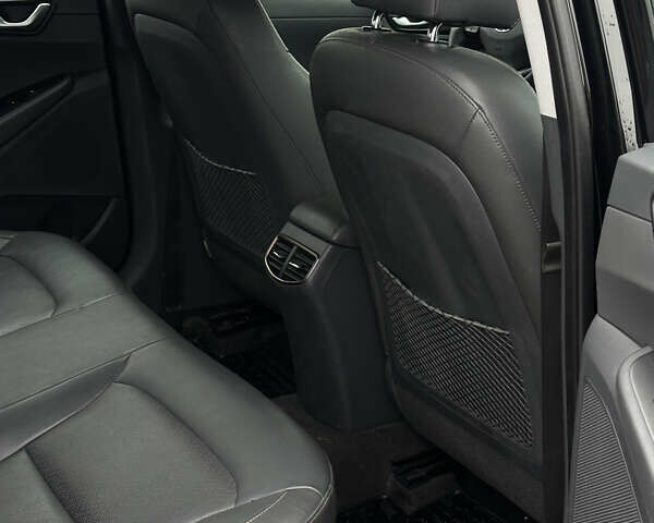 Черный Хендай Ioniq, объемом двигателя 0 л и пробегом 134 тыс. км за 13200 $, фото 29 на Automoto.ua