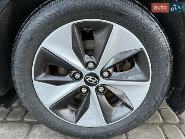 Черный Хендай Ioniq, объемом двигателя 0 л и пробегом 145 тыс. км за 12499 $, фото 68 на Automoto.ua