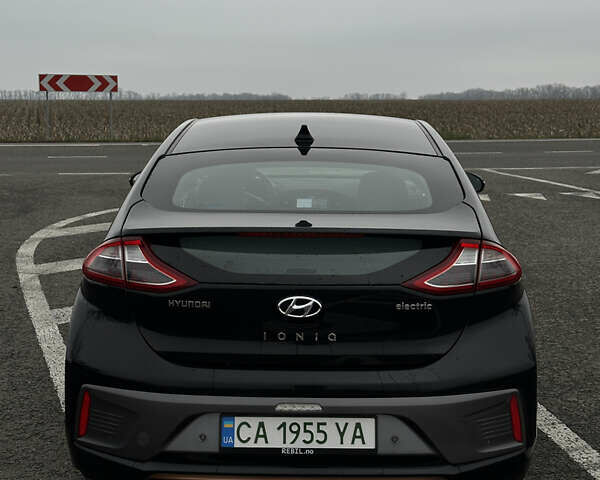 Черный Хендай Ioniq, объемом двигателя 0 л и пробегом 134 тыс. км за 13200 $, фото 4 на Automoto.ua
