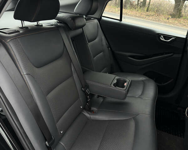 Черный Хендай Ioniq, объемом двигателя 0 л и пробегом 134 тыс. км за 13200 $, фото 30 на Automoto.ua