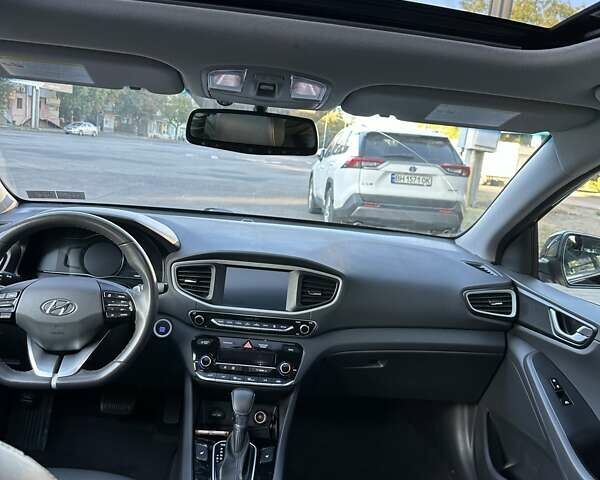 Чорний Хендай Ioniq, об'ємом двигуна 1.6 л та пробігом 71 тис. км за 18500 $, фото 8 на Automoto.ua