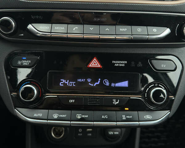 Черный Хендай Ioniq, объемом двигателя 0 л и пробегом 134 тыс. км за 13200 $, фото 40 на Automoto.ua