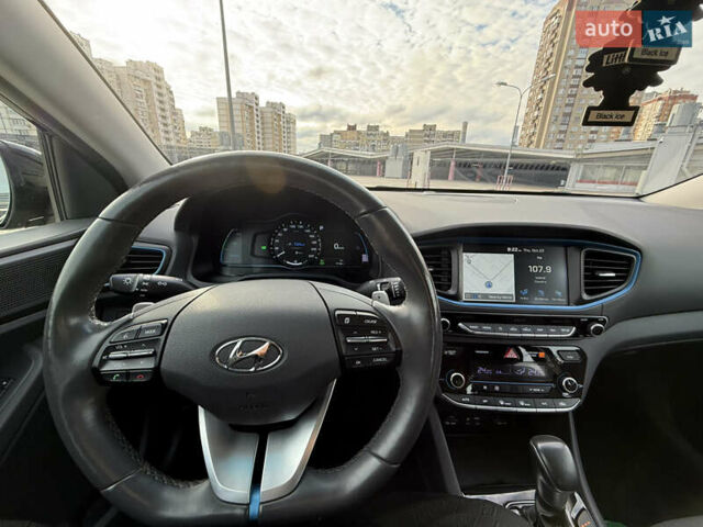 Черный Хендай Ioniq, объемом двигателя 1.6 л и пробегом 77 тыс. км за 15750 $, фото 39 на Automoto.ua
