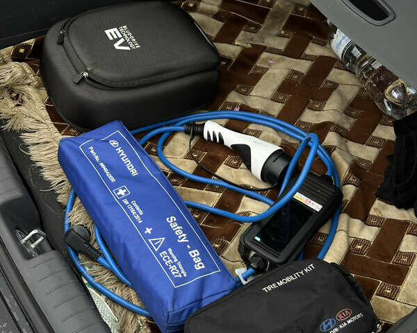 Черный Хендай Ioniq, объемом двигателя 0 л и пробегом 134 тыс. км за 13200 $, фото 53 на Automoto.ua