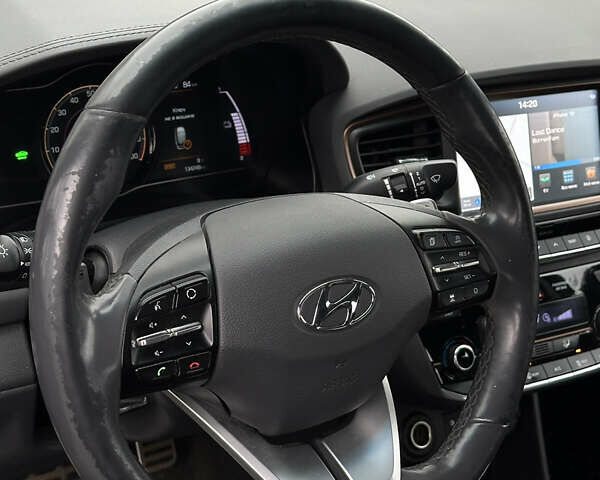 Черный Хендай Ioniq, объемом двигателя 0 л и пробегом 134 тыс. км за 13200 $, фото 20 на Automoto.ua