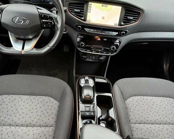 Черный Хендай Ioniq, объемом двигателя 0 л и пробегом 93 тыс. км за 12200 $, фото 10 на Automoto.ua