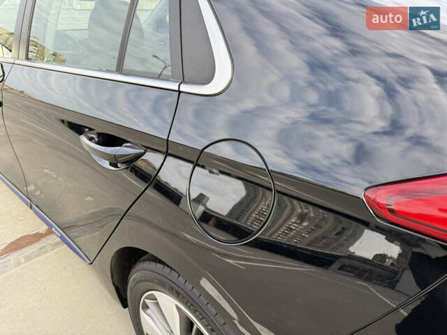 Черный Хендай Ioniq, объемом двигателя 1.6 л и пробегом 77 тыс. км за 15750 $, фото 65 на Automoto.ua
