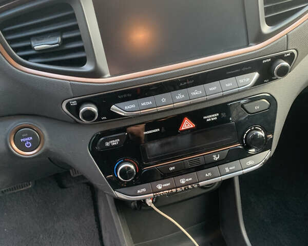 Черный Хендай Ioniq, объемом двигателя 0 л и пробегом 73 тыс. км за 12999 $, фото 13 на Automoto.ua