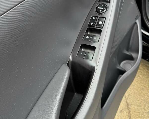 Черный Хендай Ioniq, объемом двигателя 0 л и пробегом 93 тыс. км за 12200 $, фото 15 на Automoto.ua