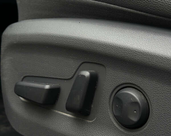 Черный Хендай Ioniq, объемом двигателя 0 л и пробегом 134 тыс. км за 13200 $, фото 19 на Automoto.ua