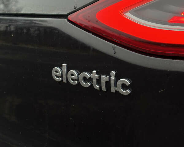 Черный Хендай Ioniq, объемом двигателя 0 л и пробегом 134 тыс. км за 13200 $, фото 9 на Automoto.ua