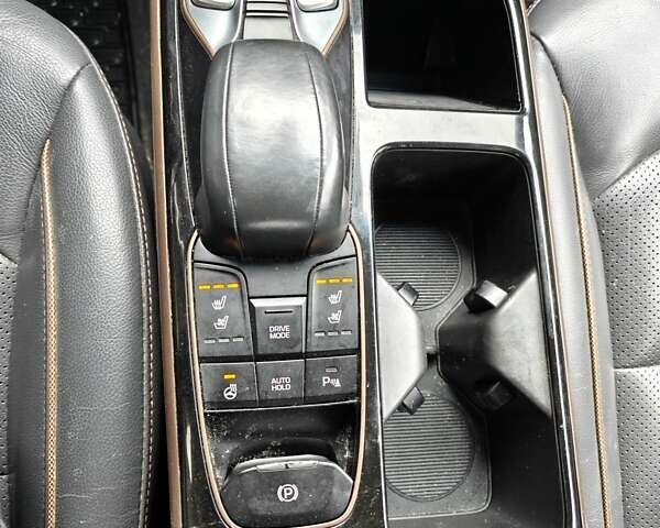 Черный Хендай Ioniq, объемом двигателя 0 л и пробегом 141 тыс. км за 11999 $, фото 11 на Automoto.ua