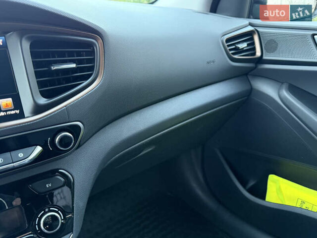 Черный Хендай Ioniq, объемом двигателя 0 л и пробегом 145 тыс. км за 12499 $, фото 45 на Automoto.ua