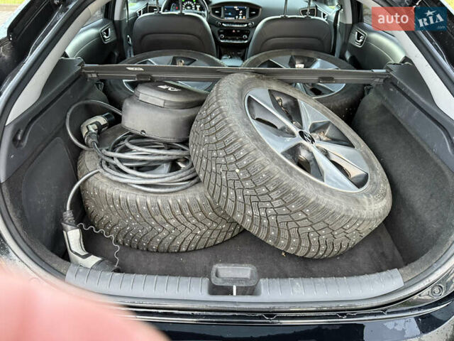 Черный Хендай Ioniq, объемом двигателя 0 л и пробегом 145 тыс. км за 12499 $, фото 61 на Automoto.ua