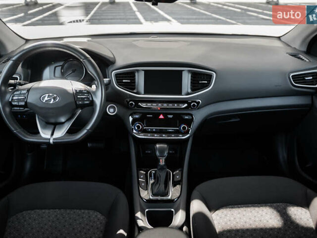 Чорний Хендай Ioniq, об'ємом двигуна 1.58 л та пробігом 53 тис. км за 15850 $, фото 10 на Automoto.ua